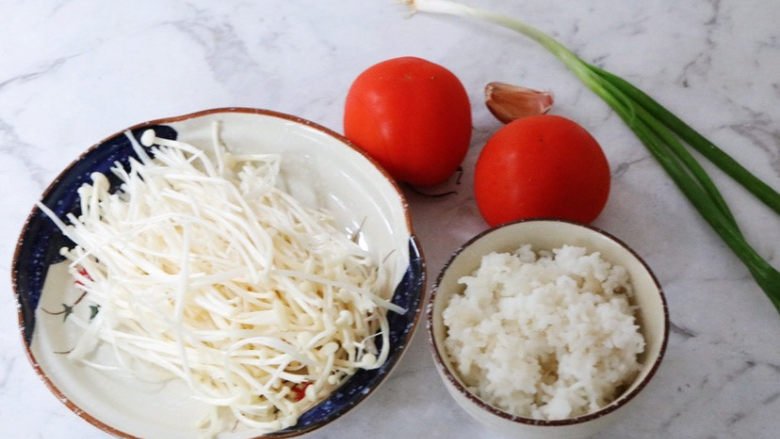 番茄金针菇烩饭,准备好材料
