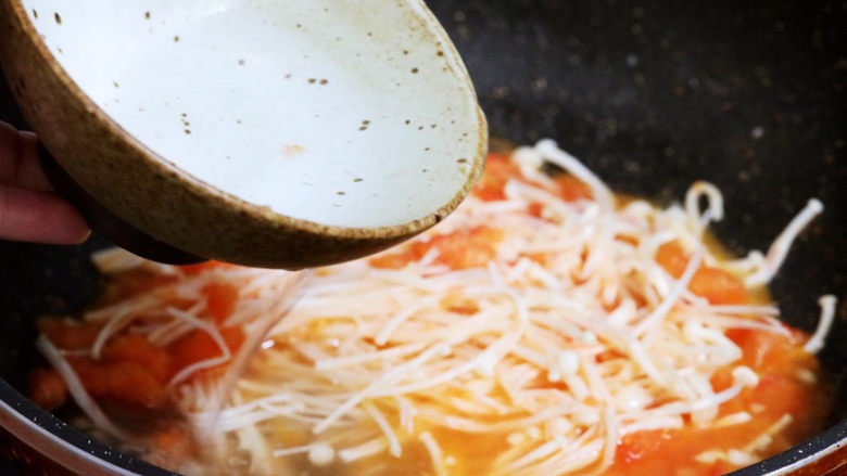 番茄金针菇烩饭,加入1碗清水