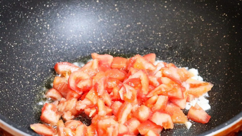 番茄金针菇烩饭,加入番茄，翻炒至出汁