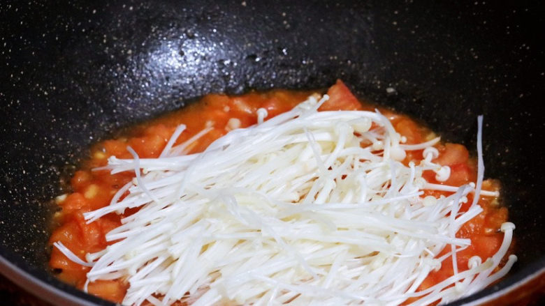 番茄金针菇烩饭,加入金针菇