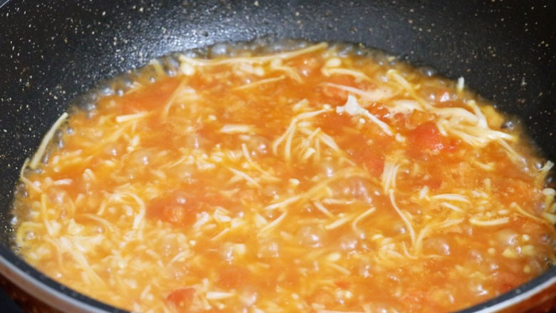 番茄金针菇烩饭,翻炒均匀，再次煮开