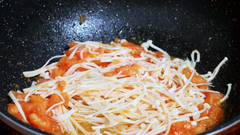 番茄金针菇烩饭,翻炒至变软