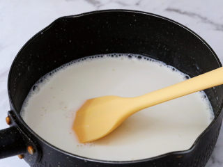 煎牛奶,搅拌均匀，呈现出无干粉且顺滑的状态即可