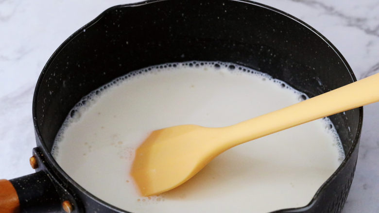 煎牛奶,搅拌均匀，呈现出无干粉且顺滑的状态即可
