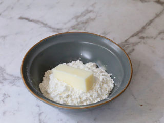 煎牛奶,将奶条放入淀粉中让其表面沾上一层薄薄的淀粉