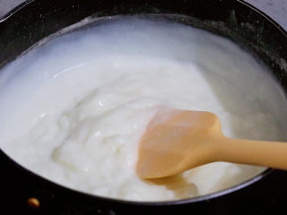 煎牛奶,直到煮至牛奶变成糊状，如图的浓稠状态