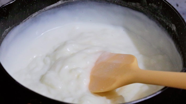煎牛奶,直到煮至牛奶变成糊状，如图的浓稠状态
