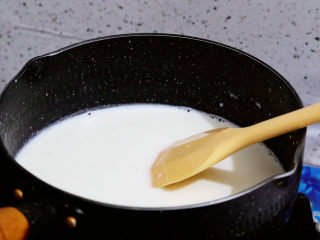 煎牛奶,接着，将奶锅放在炉上，小火边煮边搅拌，不停的搅拌