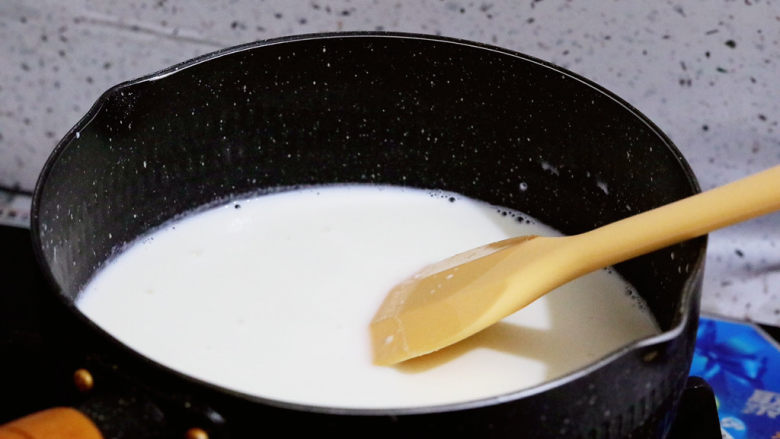 煎牛奶,接着，将奶锅放在炉上，小火边煮边搅拌，不停的搅拌
