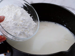 煎牛奶,加入玉米淀粉