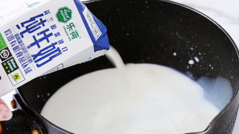 煎牛奶,将牛奶倒入奶锅中