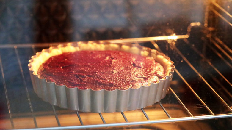 奶香紫薯派,放入烤箱，上下火170度，中层烤20-25分钟