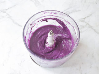 奶香紫薯派,拌匀备用