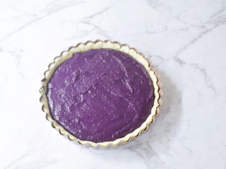 奶香紫薯派,将烤好的派皮取出，倒入刚才做好的紫薯馅