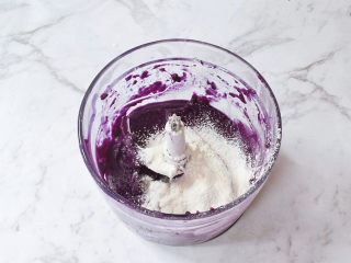 奶香紫薯派,筛入低筋面粉