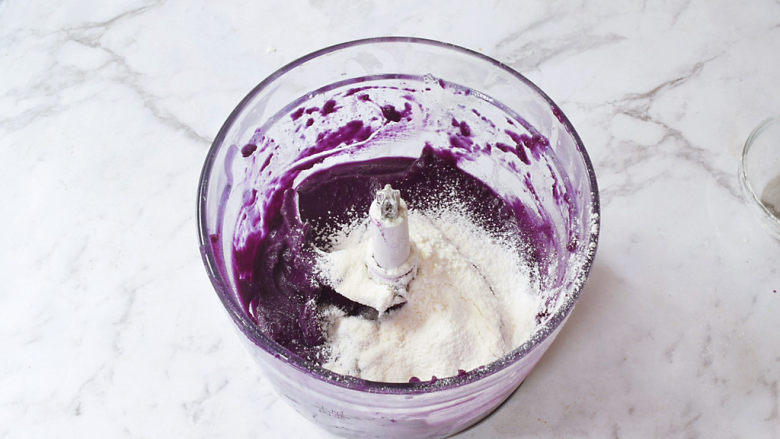 奶香紫薯派,筛入低筋面粉