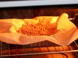奶香紫薯派,放入预热好的烤箱，上下火180度，中层烤10分钟