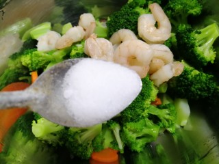 减脂系~凉拌虾仁西兰花胡萝卜,把虾仁和西兰花放在盆里放小半勺盐。