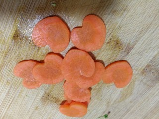 减脂系~凉拌虾仁西兰花胡萝卜,半根胡萝卜，切成薄片儿，或像我一样用模具切成心形。