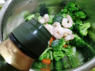 减脂系~凉拌虾仁西兰花胡萝卜,适量的橄榄油。