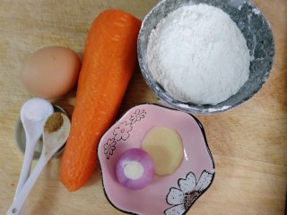 炸胡萝卜丸子,胡萝卜洗净，面粉，鸡蛋，小圆葱，姜片，十三香，盐。