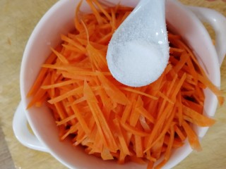 炸胡萝卜丸子,放少许盐，拌均匀。