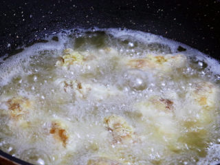 香酥小鸡腿,等锅中油温再次升高时，放入复炸至金黄色