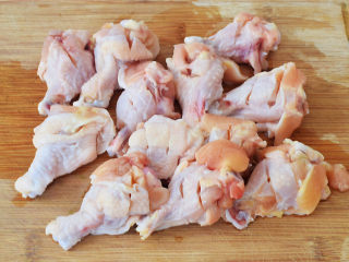 香酥小鸡腿,鸡腿洗净前后两面各划两刀，方便腌制入味