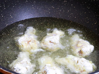 香酥小鸡腿,锅中倒入适量的食用油烧热7-8成热，放入鸡腿，中火炸定型，转小火翻动，炸至淡黄色