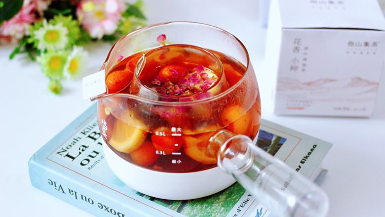 玫瑰水果小种红茶,茶香无比的玫瑰水果花香小种红茶就煮好了。