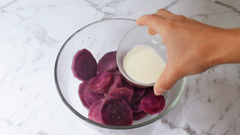 椰蓉紫薯糯米卷,紫薯取出加入20克白糖和30克牛奶