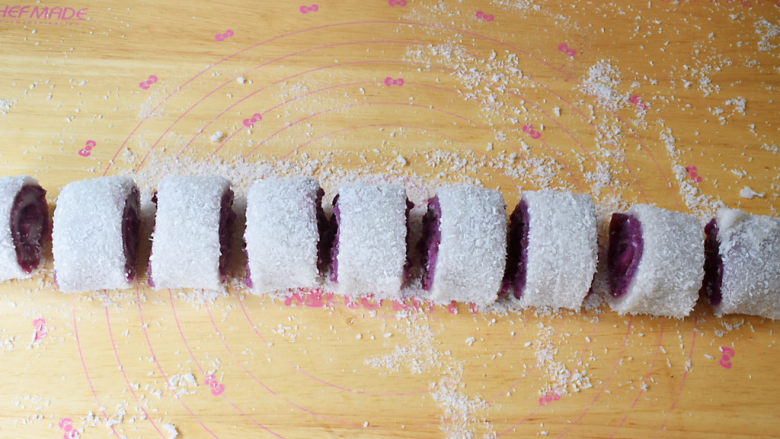 椰蓉紫薯糯米卷,再用锋利的刀切成小段就可以吃了