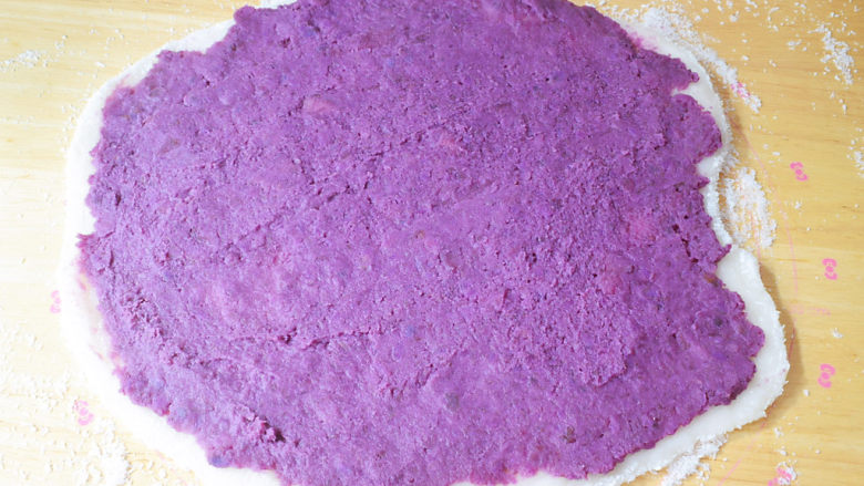 椰蓉紫薯糯米卷,将保鲜膜拿掉，再将紫薯泥均匀的铺上糯米面团片上
