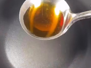 姜母鸭,起锅烧油。