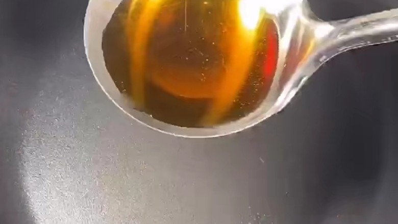 姜母鸭,起锅烧油。
