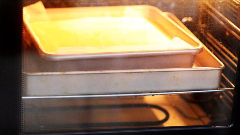 日式棉花蛋糕,放入预热好的烤箱，上下火130度烤50分钟，再转160度烤10分钟