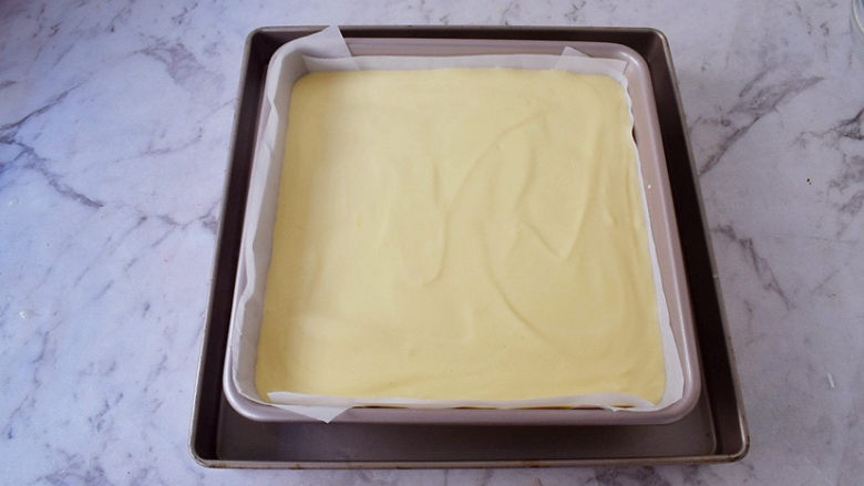 日式棉花蛋糕,准备一个深盘，放入1/2的水，再把蛋糕糊烤盘放入深烤盘内