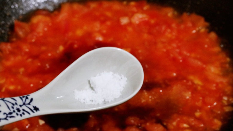 西红柿鸡蛋面,加入盐