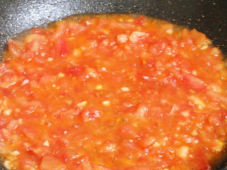 西红柿鸡蛋面,翻炒至出汁