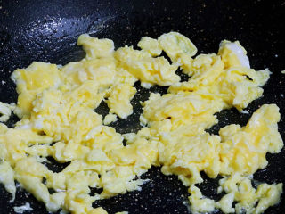 西红柿鸡蛋面,锅中倒入适量的食用油烧热，倒入鸡蛋液，用筷子搅成小块，盛出备用
