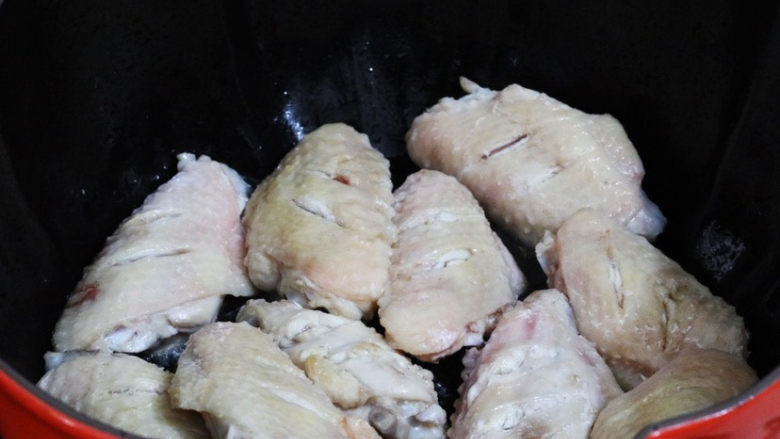 红烧鸡翅炖土豆,煎至两面微黄