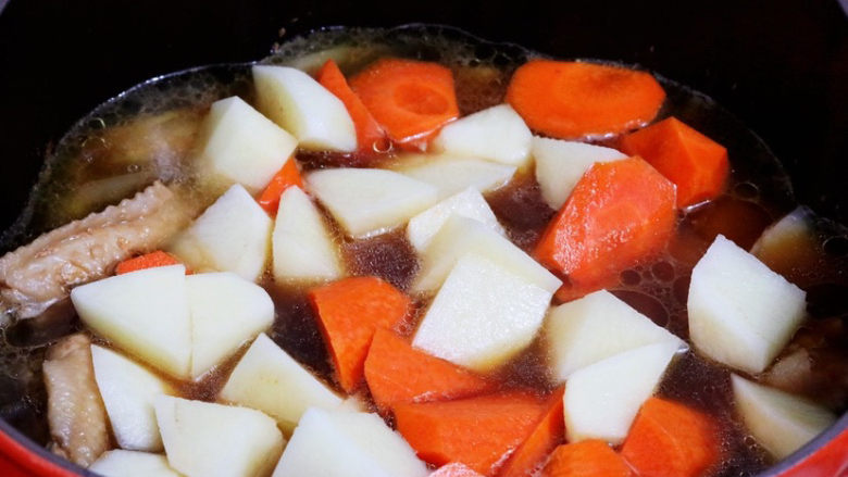 红烧鸡翅炖土豆,加入土豆和胡萝卜，继续中小火炖煮20分钟