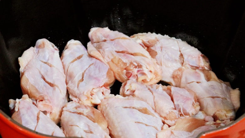 红烧鸡翅炖土豆,锅中倒入适量的食用油烧热，放入鸡翅