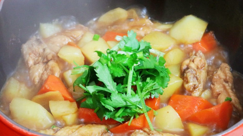 红烧鸡翅炖土豆,放入香菜和葱花