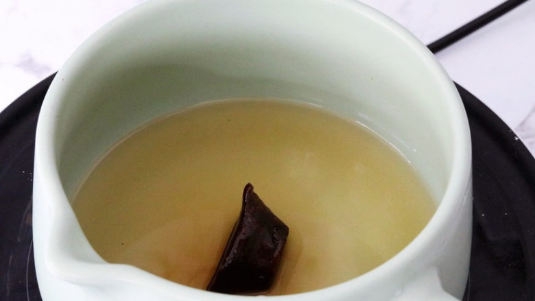 珍珠奶茶冻,这时候制作糖浆，锅中加入水和红糖，煮至红糖融化