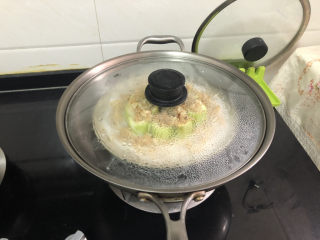 蒜蓉蒸丝瓜➕蒜蓉粉丝蒸丝瓜,坐锅烧水，水开，放入盘子，中大火蒸8分钟，即可