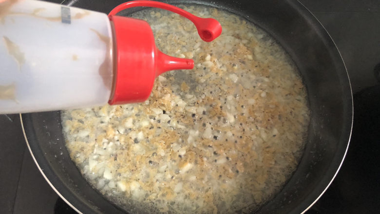 蒜蓉蒸丝瓜➕蒜蓉粉丝蒸丝瓜,加入半碗清水煮开，调味：一茶匙耗油