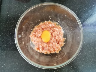 炸胡萝卜丸子,腌好的肉末中打入一个鸡蛋