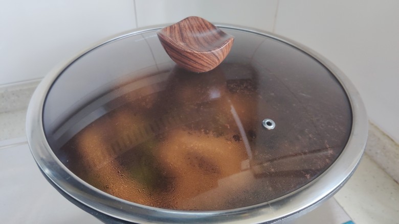 腐竹炒木耳,盖上锅盖，转中小火焖煮2.3分钟