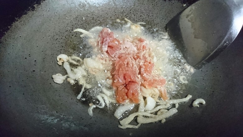 胡萝卜炒肉丝,待肥肉出油微微焦黄后入腌制好的瘦肉丝